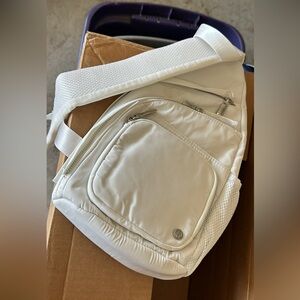 HOUSE OF HARLOW 1960 Cloud Savannah Sling Bag